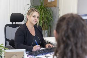 fleurs dans un vase dans un cimetiere