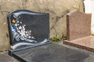 fleurs dans un vase dans un cimetiere