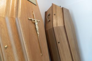 fleurs dans un vase dans un cimetiere